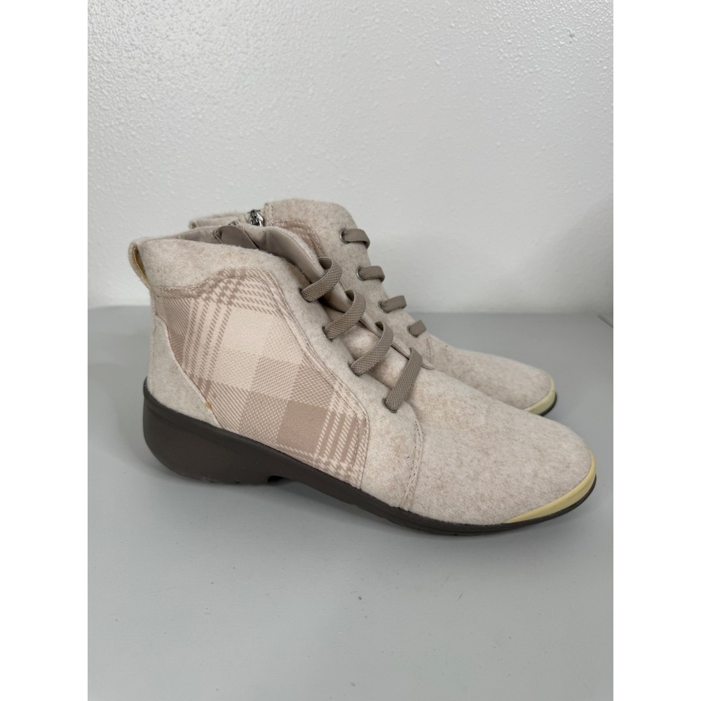 Bzees Kick Back Ankle Boots in Taupe Plaid Size 8.5